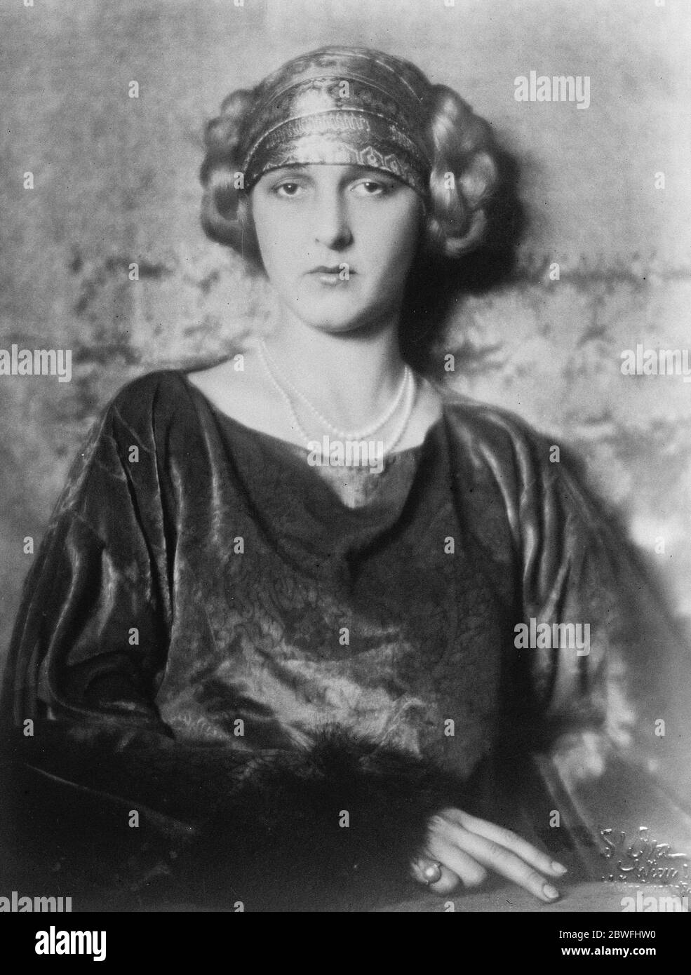 St Joan in Berlin . Saint Joan was produced in Berlin with pronounced all round success . The production was favoured by the personal charm of the Viennese actress , Elizabeth Bergner , who played Joan . 17 October 1924 Stock Photo