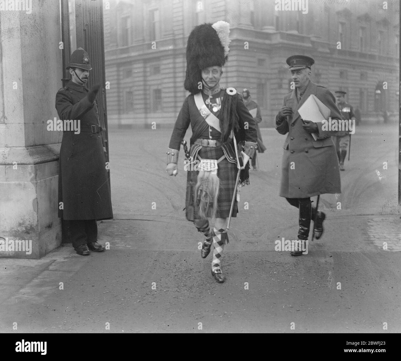 Investiture at Buckingham Palace . Lt Colonel W J B Tweedie ( Argyle and Sutherland Highlanders ) decorated with CMG , CBE . 22 February 1923 Stock Photo