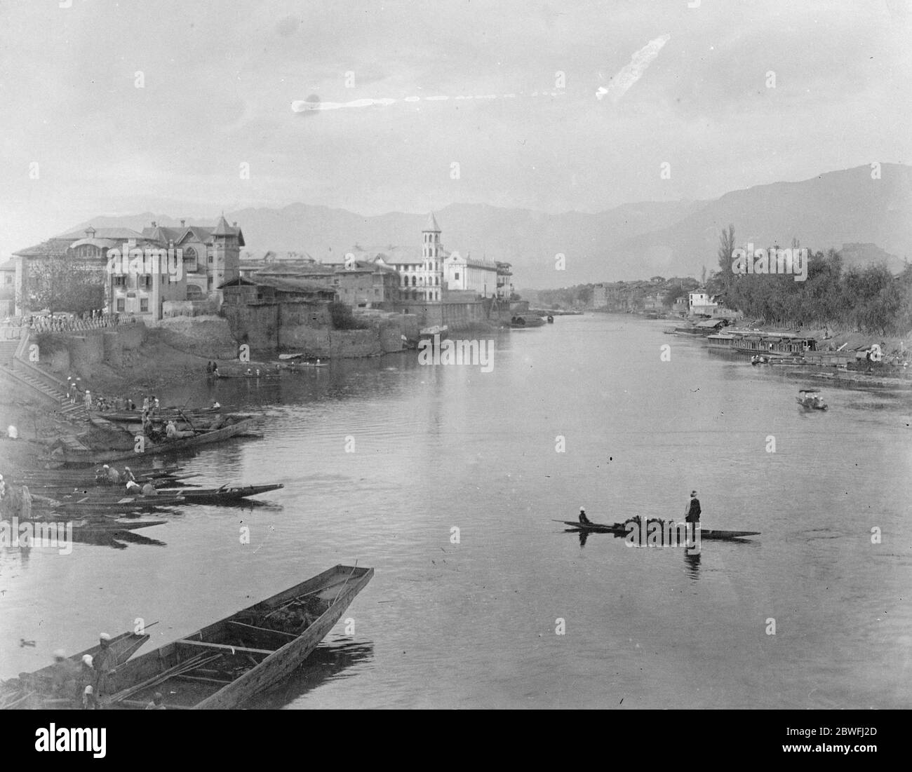 Kashmir , India The Jhelum river as it flows through Srinagar , India . 4 December 1924 Stock Photo
