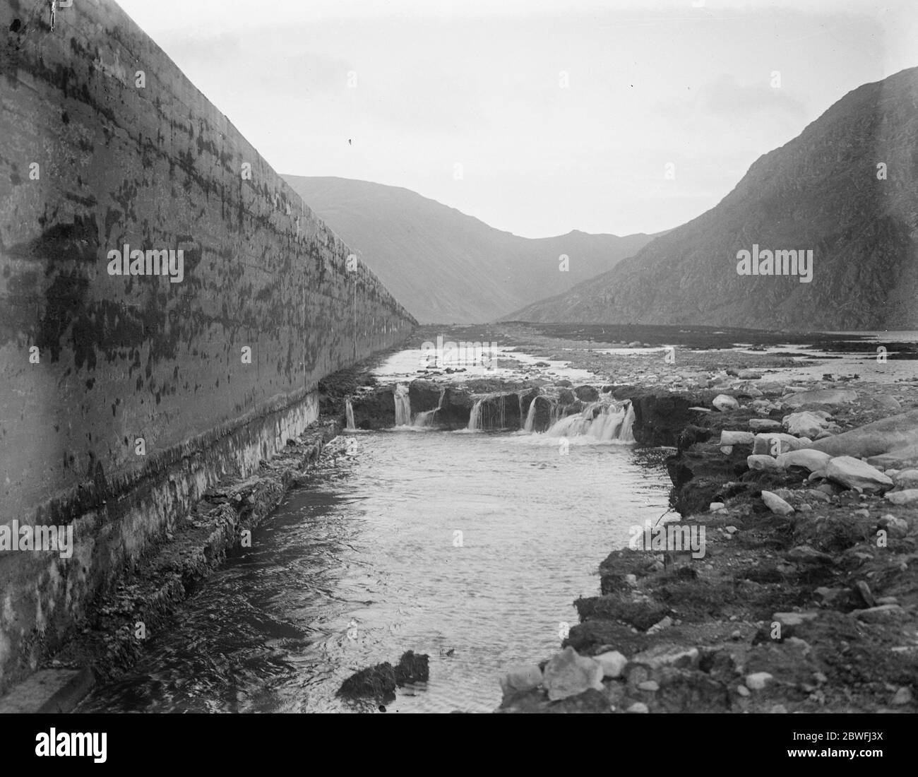 The Welsh disaster . The magnitude of the breach in the low level dam at Port Llwyd . 4 November 1925 Stock Photo