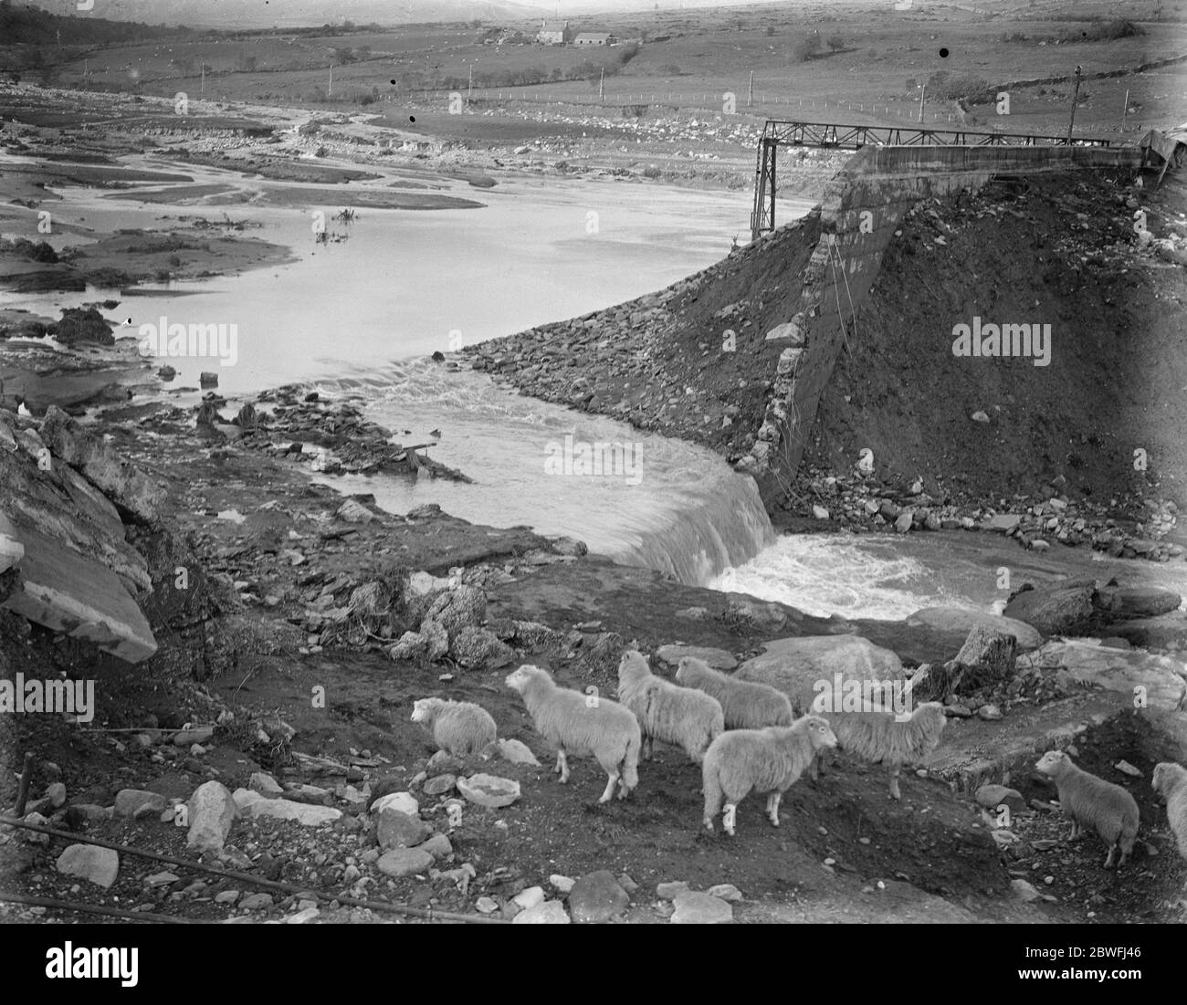 The Welsh disaster . A photograph showing the magnitude of the breach in low level dam at Porth Llwyd . 4 November 1925 Stock Photo