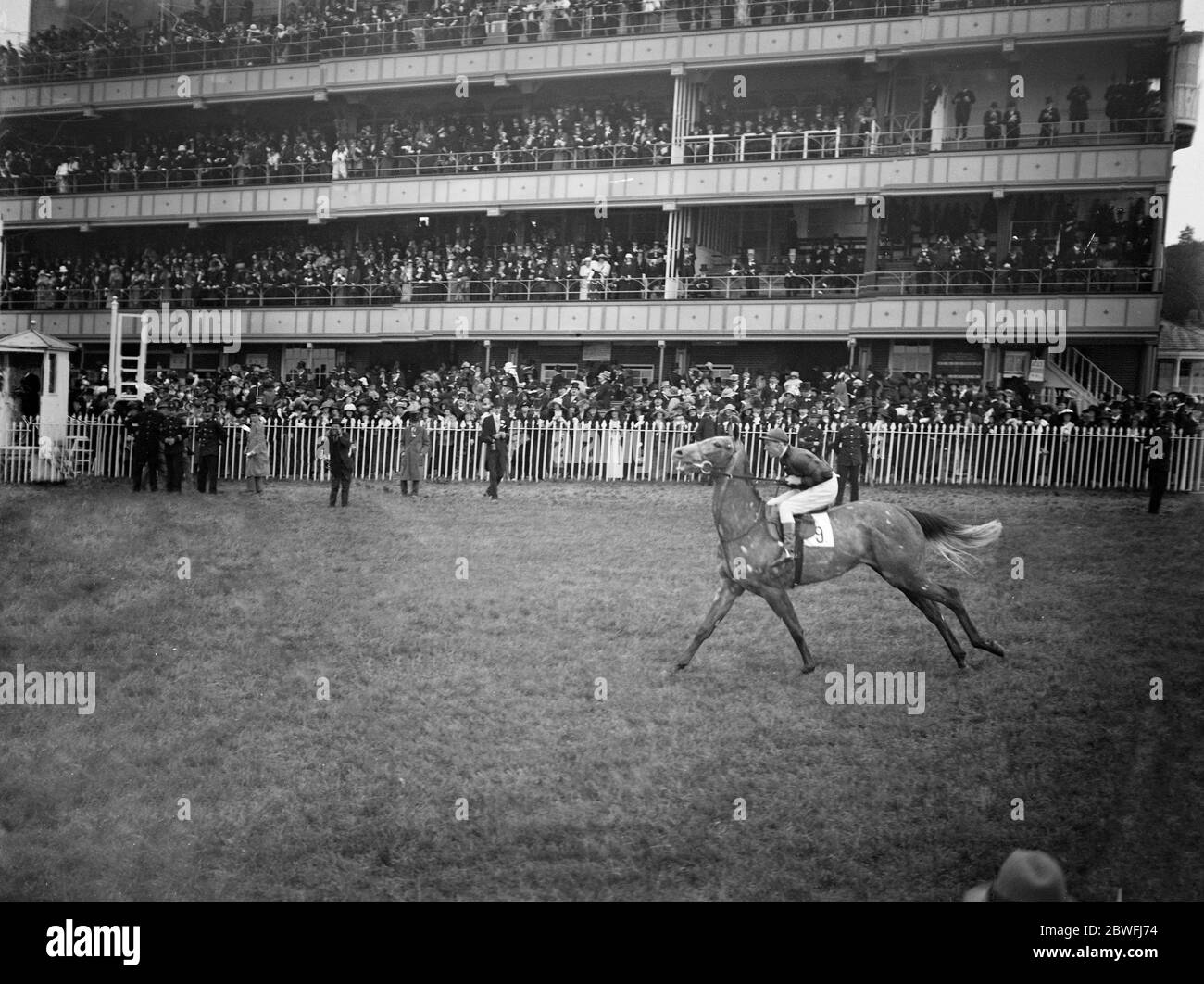 At Royal Ascot . Mumtaz Mahal ( G Hulme Up ) winning the Queen Mary Stakes . 13 March 1923 Stock Photo