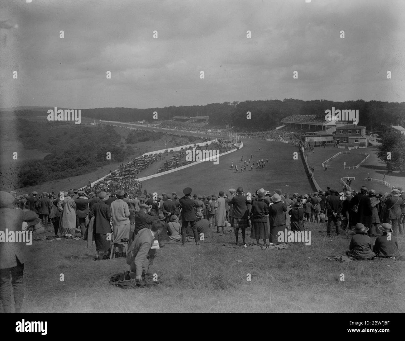 The Goodwood races . A striking general view of the racecourse , stands and enclosures , during the finish of the race . 29 July 1924 Stock Photo