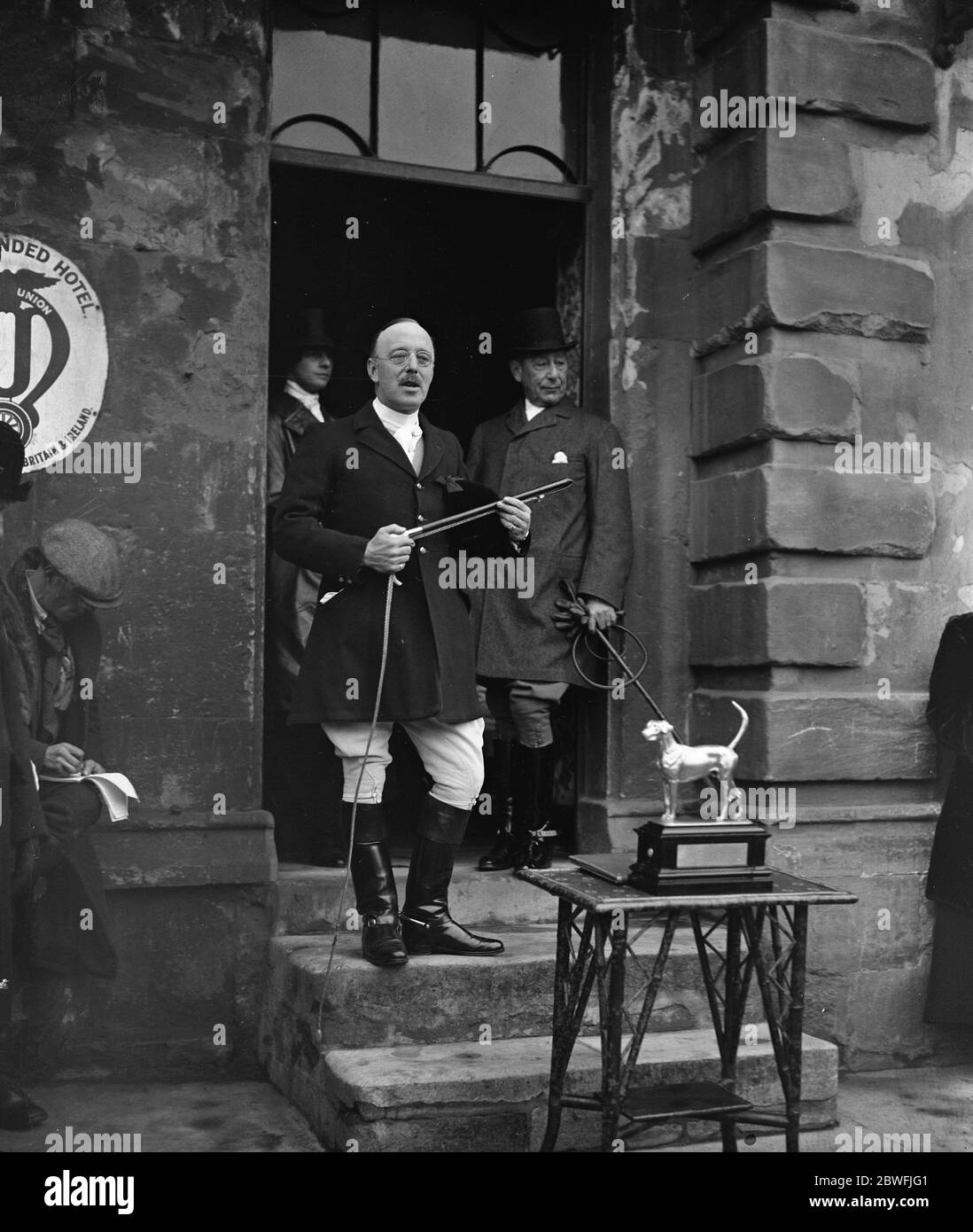 Heythrop Hunt Meet Presentation to Captain Brassey At a meet of the Heythrop Hunt at Chipping Norton a presentation of a silver model of a fox hound was made to Captain Brassey ( who married Lady Dalmeny ) by supporters of the hunt . Captain Brassey thanking the donors of the present 21 November 1921 Stock Photo