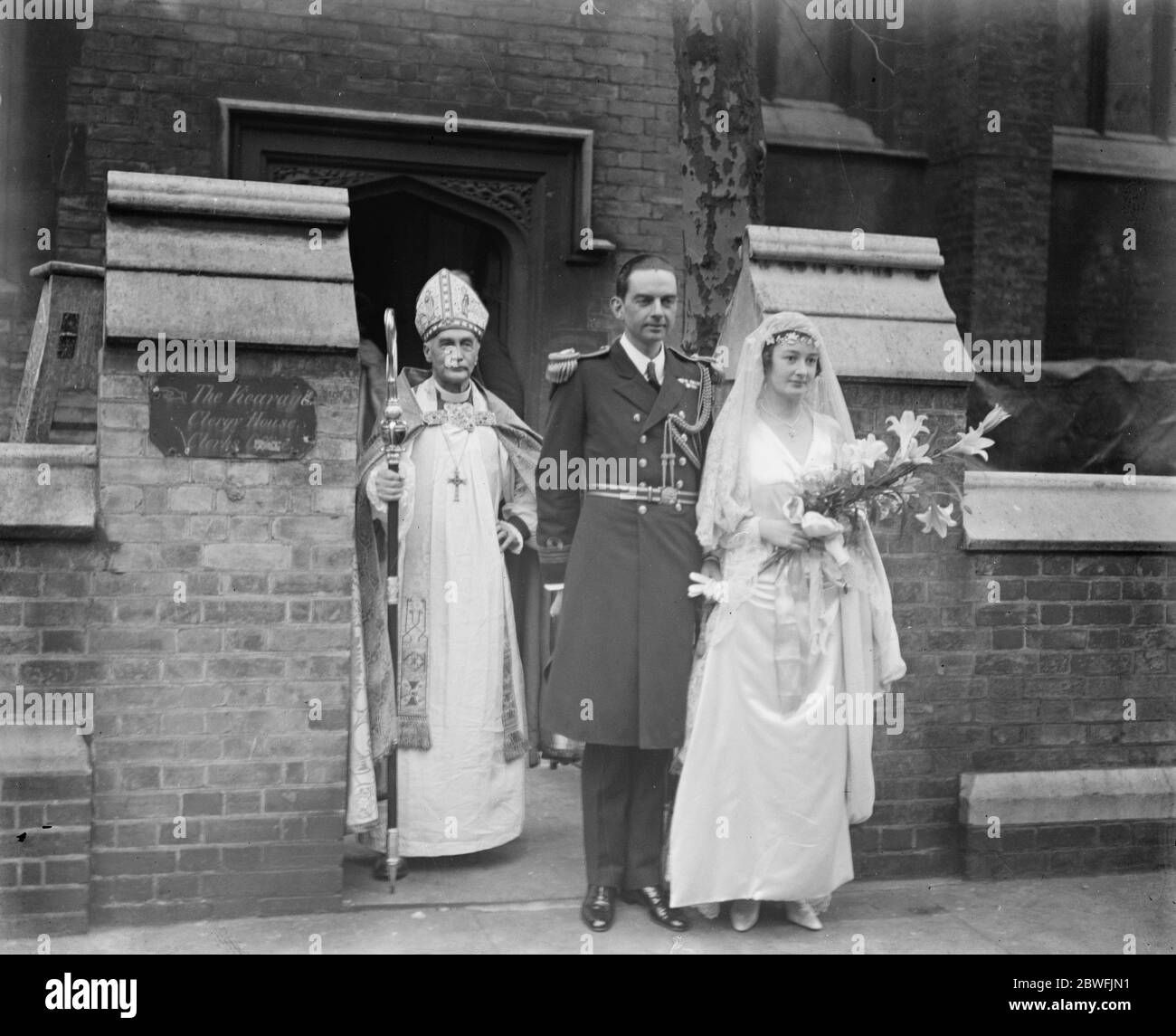 Naval officers wedding The Bishop of London officiated at the at the marriage at St Paul ' s Knightsbridge of Lt Commander Evan Cavendish , with Miss Esme F S Irby 25 January 1923 Stock Photo