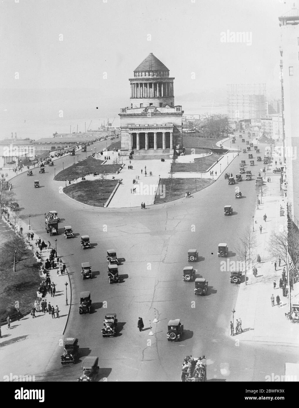 New York Grant ' s Tomb and Riverside Drive . 1924 Stock Photo Alamy