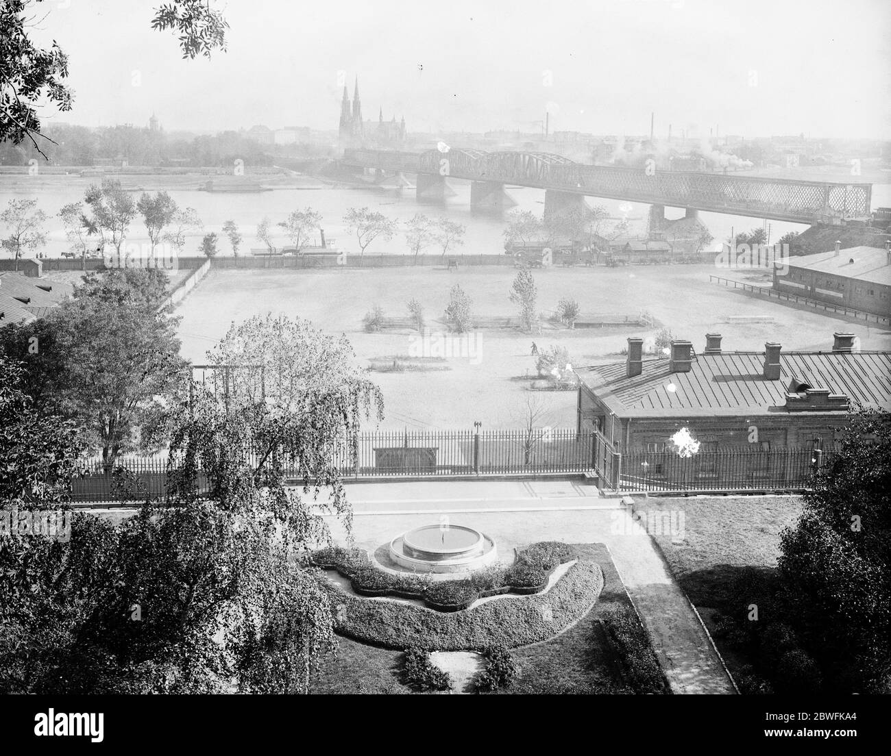 Warsaw The royal palace showing Vistula and the suburb of Praga 25 October 1921 Stock Photo