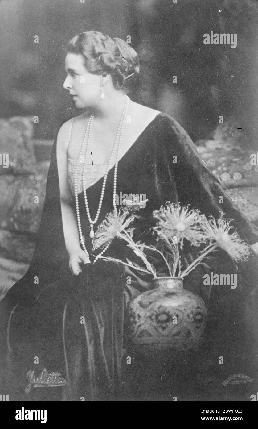 Queen of Romania 29 November 1922 Stock Photo