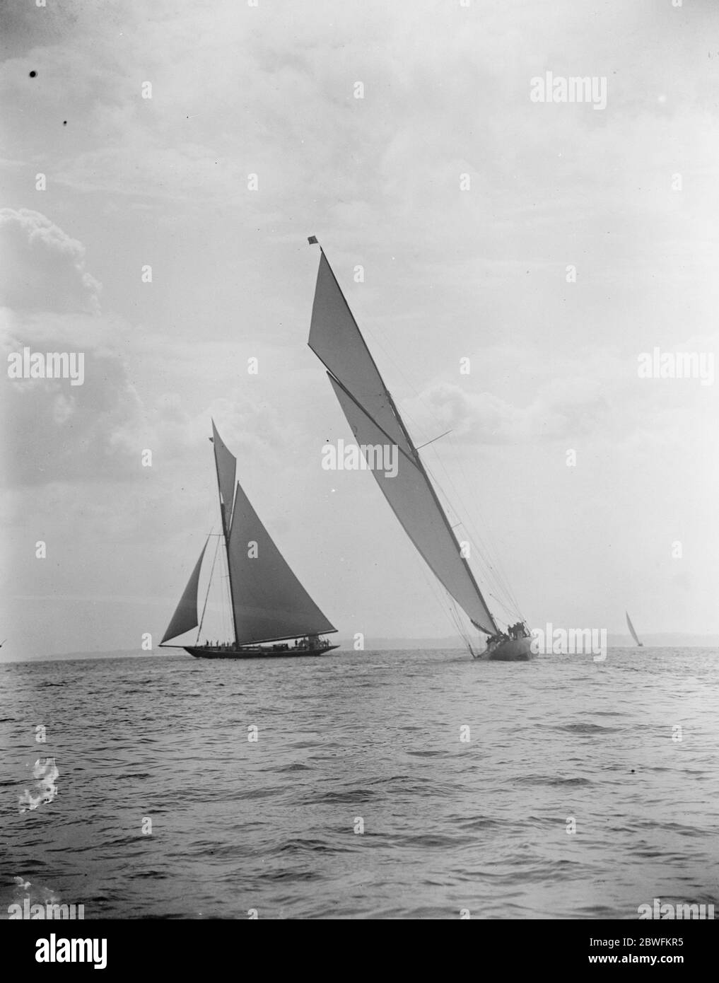 Cowes week . White Heather and Britannia . 1 August 1925 Stock Photo