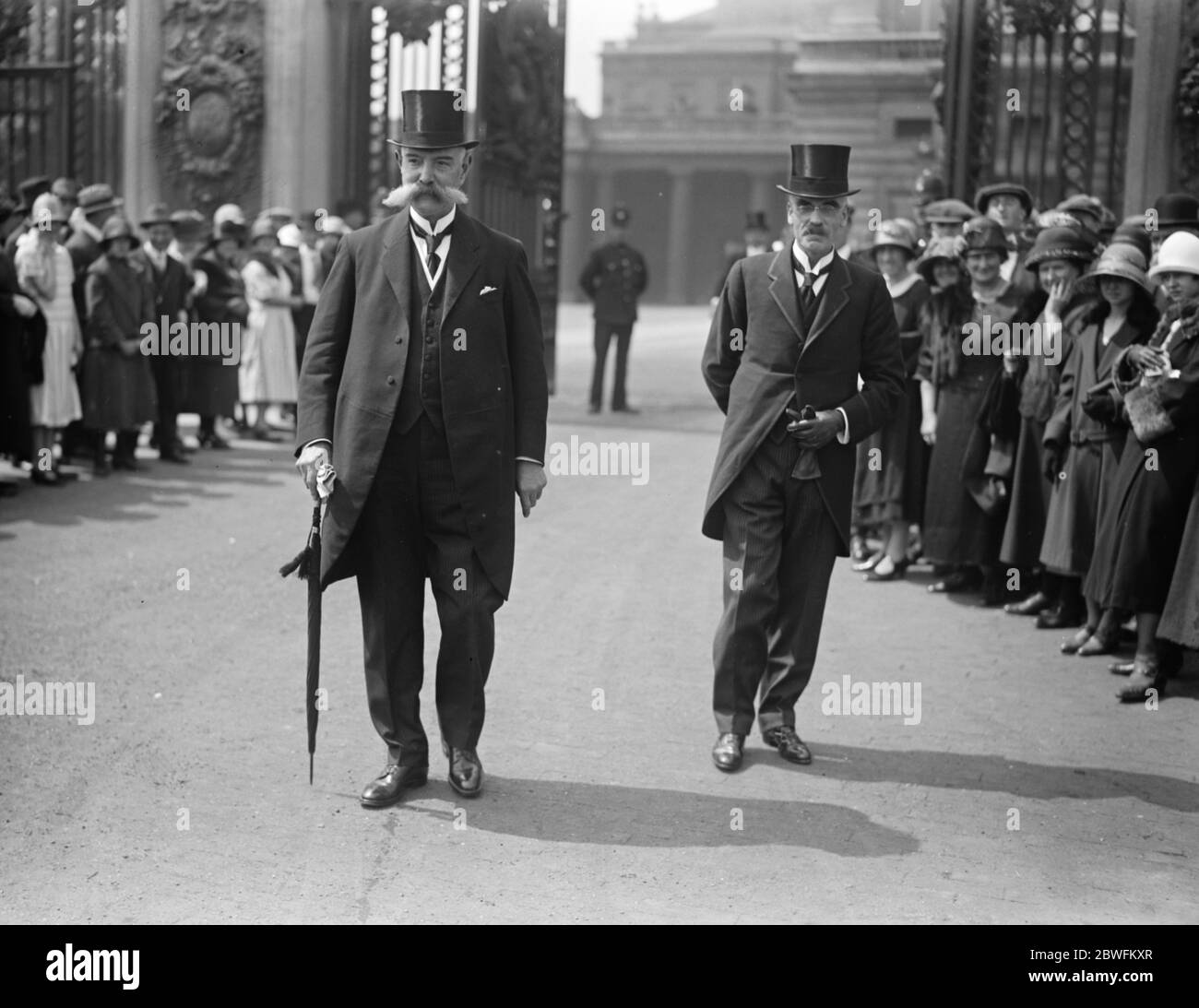 Investiture at Buckingham Palace . Left to right : Chief Superintendent Bolton of Birmingham MBE , Superintendent Collins , the Finger Print expert MBE leaving . 6 July 1925 Stock Photo