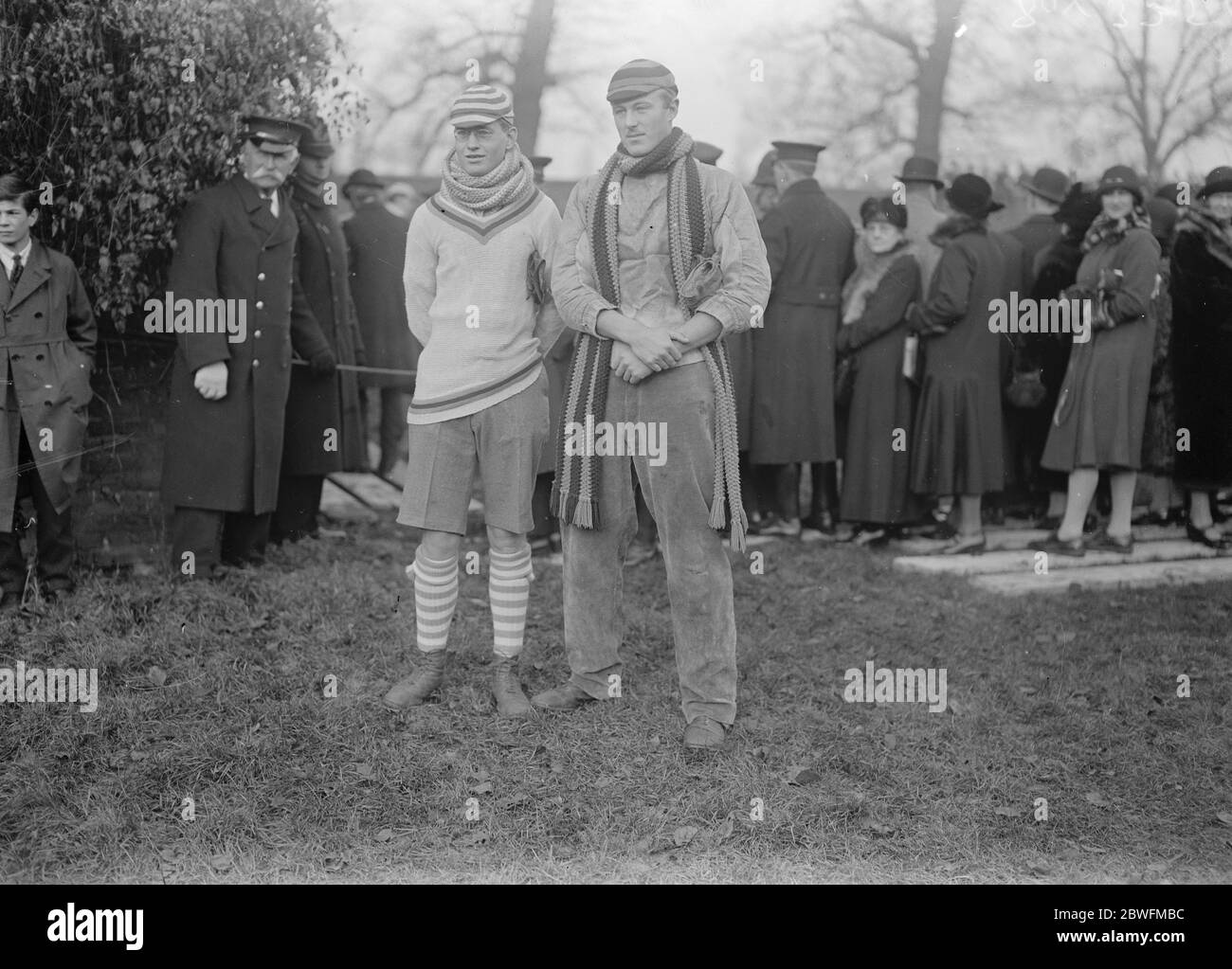 Eton wall game . P St J STirling ( keeper of the college wall ) on left , and Earl of Kincardine ( Keeper of the Oppidan wall ) before the game . 30 November 1925 Stock Photo