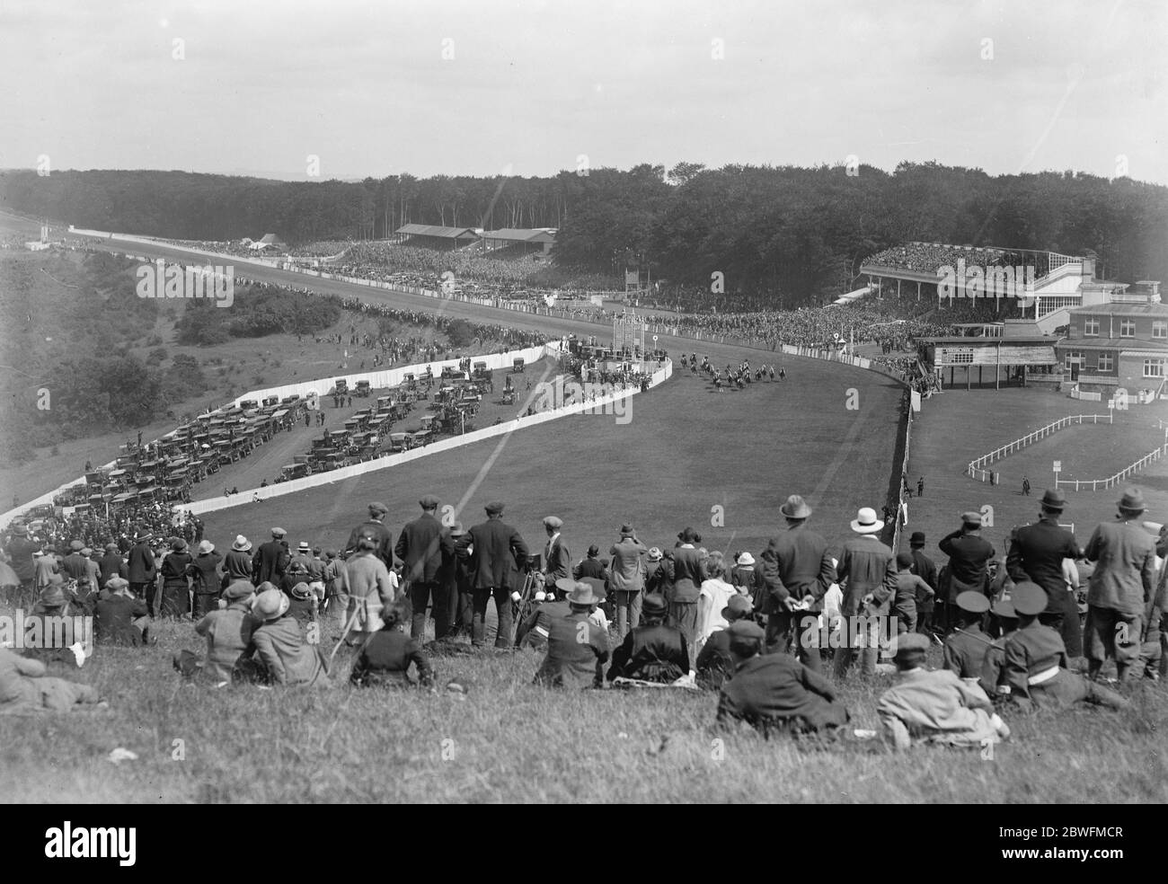 Goodwood races . A striking general view of the course , stands and enclosure during the finish of a race . 29 July 1924 Stock Photo