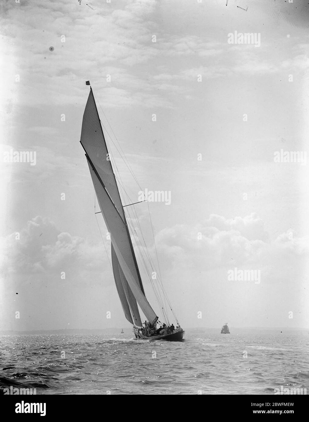 Cowes week . The Shamrock . 1 August 1925 Stock Photo - Alamy