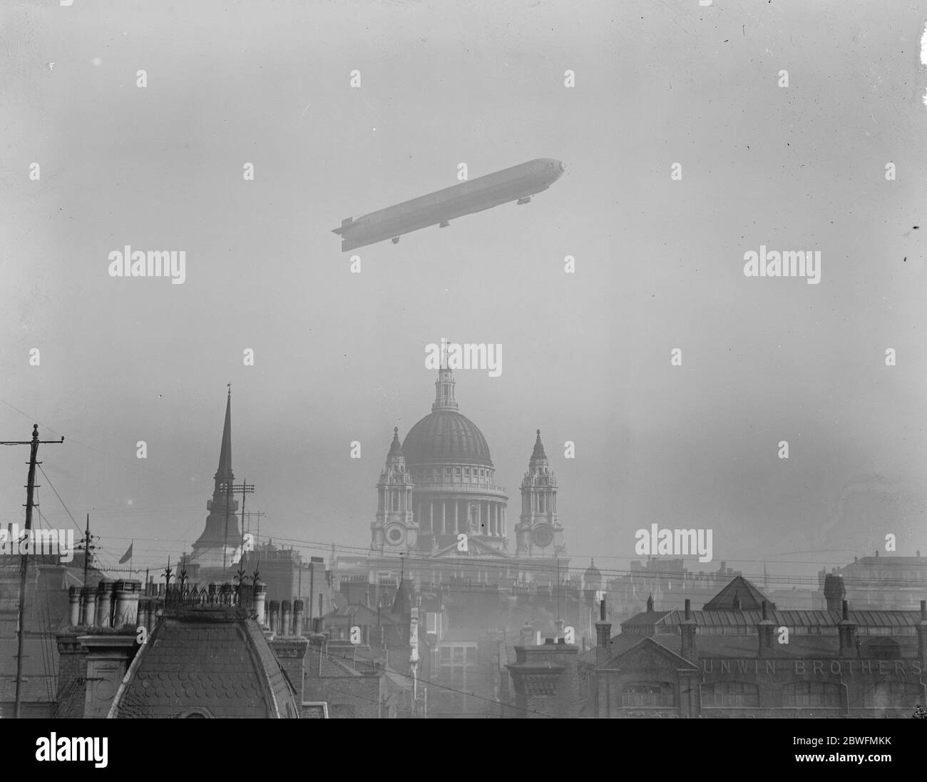 Great Airship over London The R 23 flying over St Paul ' s Cathedral 1920 Stock Photo