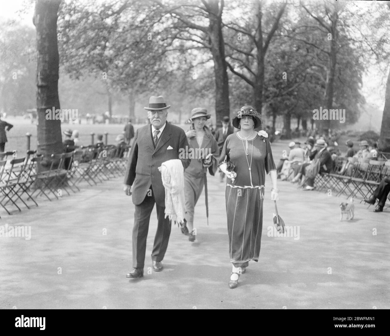 Society in the Park . Sir Charles and Lady Walpole in the Park . 22 May 1924 Stock Photo