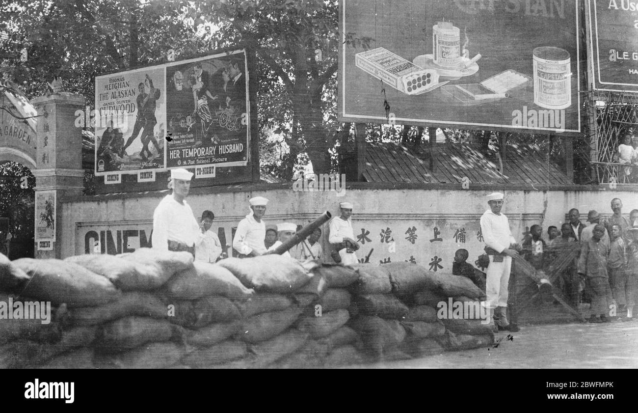 Chinese war . American sailors guarding an approach to the French conession at Hankow . 9 October 1926 Stock Photo