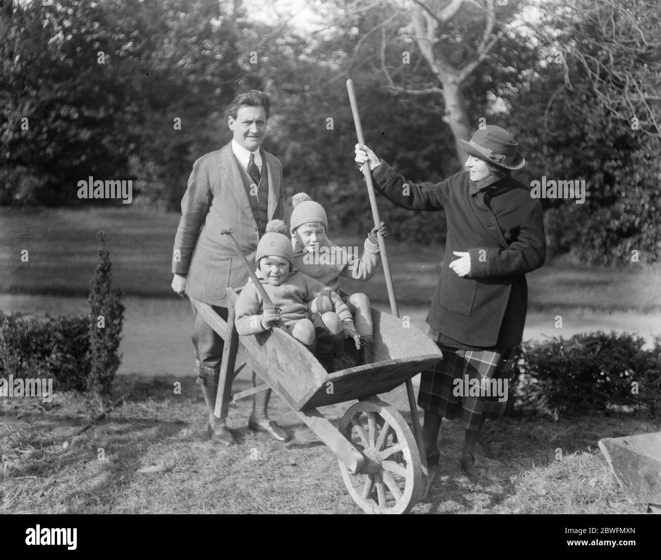 Popular Actors ' s Farm Mr Henry Ainley devotes his spare time on his farm at Chart Lodge , Seal Mr Ainsley starting out for work on the farm accompanied by Mrs Ainley and his two children 21 March 1924 Stock Photo