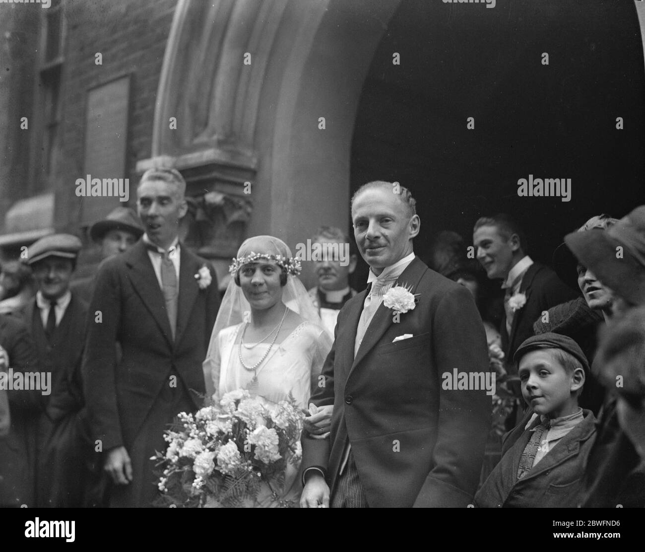 Society Wedding in London Captain S Gotrian , M C , and Miss E D Deane , leaving Corpus Christi Church , Strand 5 September 1924 Stock Photo