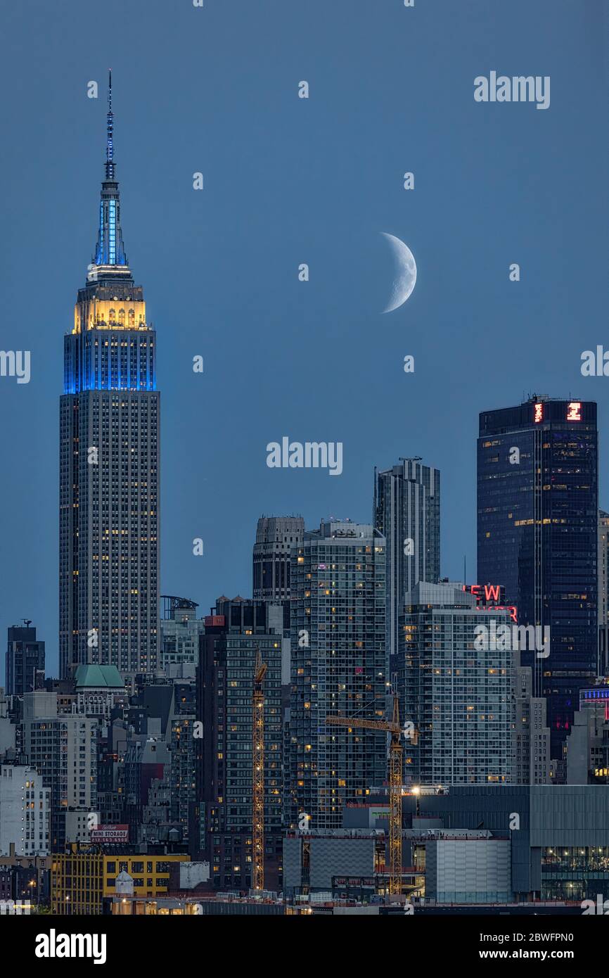 NYC ESB Heroes Blue II - View during the blue hour of twilight to the Empires State Building and the midtown Manhattan, New York City skyline. Stock Photo