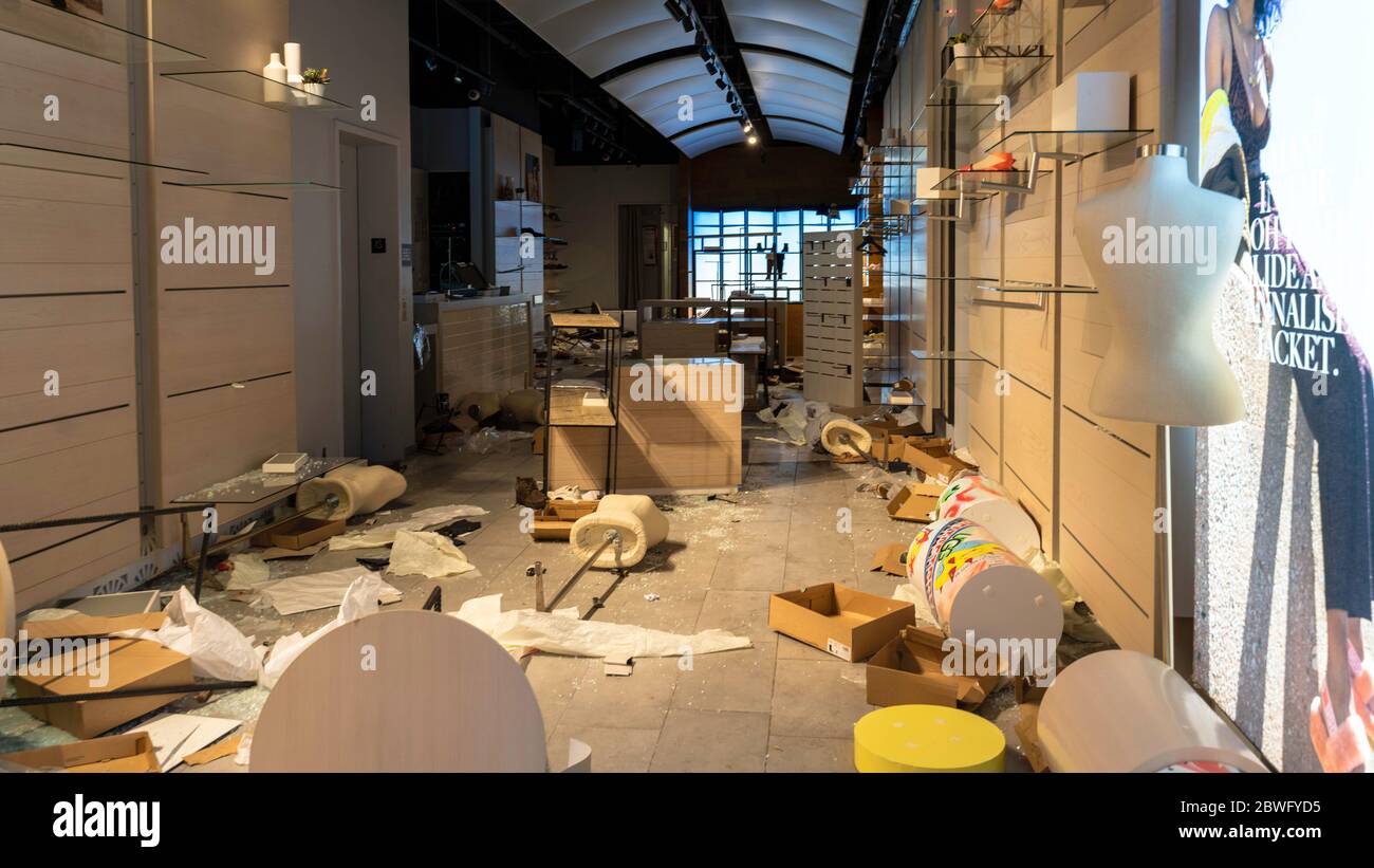 New York, New York, USA. 1st June, 2020. New York, New York, U.S.: a looted  Ugg store can be seen after the violent riots in Soho overnight. Credit:  Corine Sciboz/ZUMA Wire/Alamy Live