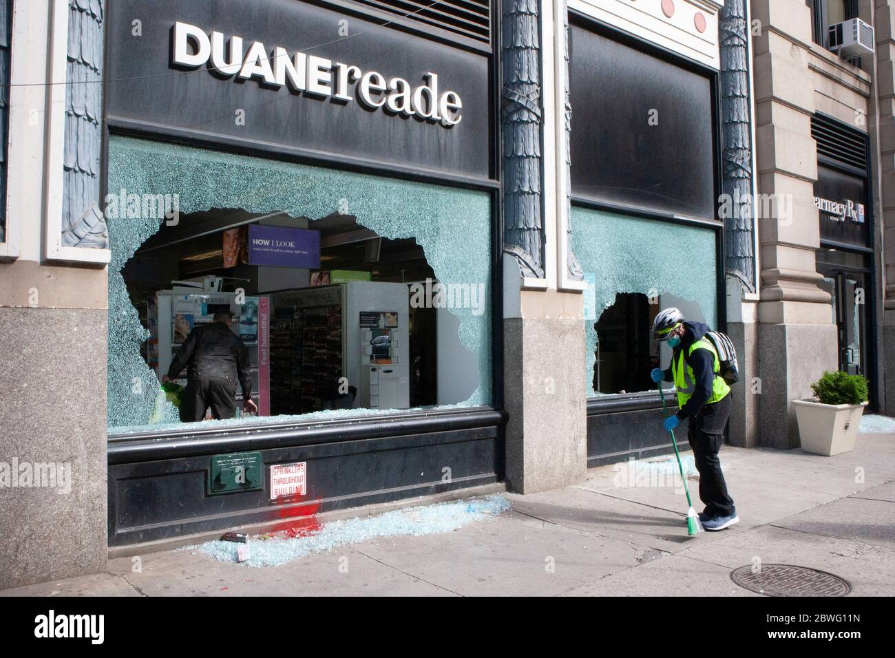 New York, New York, USA. 1st June, 2020. A Duane Reed Store front is shattered after early Monday morning looting occurred in New York, New York, Many other er New York Stores were also damaged and over 200 arrest were made from the looting Credit: Brian Branch Price/ZUMA Wire/Alamy Live News Stock Photo