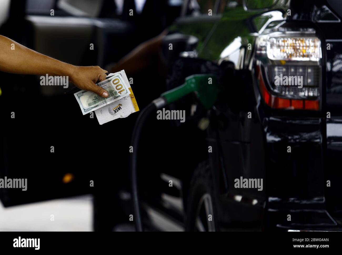 June 1, 2020, Valencia, Carabobo, Venezuela: June 01, 2020. Vehicles line up to fill gas. As of June 01, gasoline in Venezuela begins to be charged at international prices (0.50. $ US per liter) Pudi. Endo being paid in Dollars, Euros, Petro or Bolivares sovereigns at the exchange of the day. The minimum wage is approximately $ 5 per month. There is the subsidized fuel modality of sovereign Bolivares 5mil per liter with a maximum of 120 liters per month and controlled by the home system of the Nicolas Maduro government and the gas stations that offer this subsidy are located in popular areas o Stock Photo