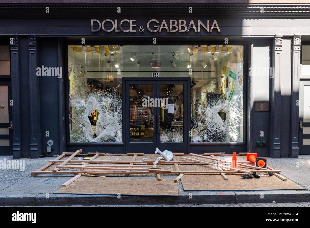 Smashed store front hi-res stock photography and images - Alamy