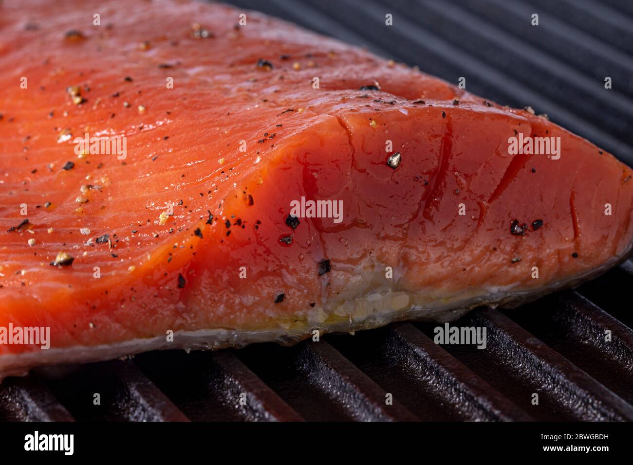 Alaskan salmon cooking on cast iron grill Stock Photo Alamy