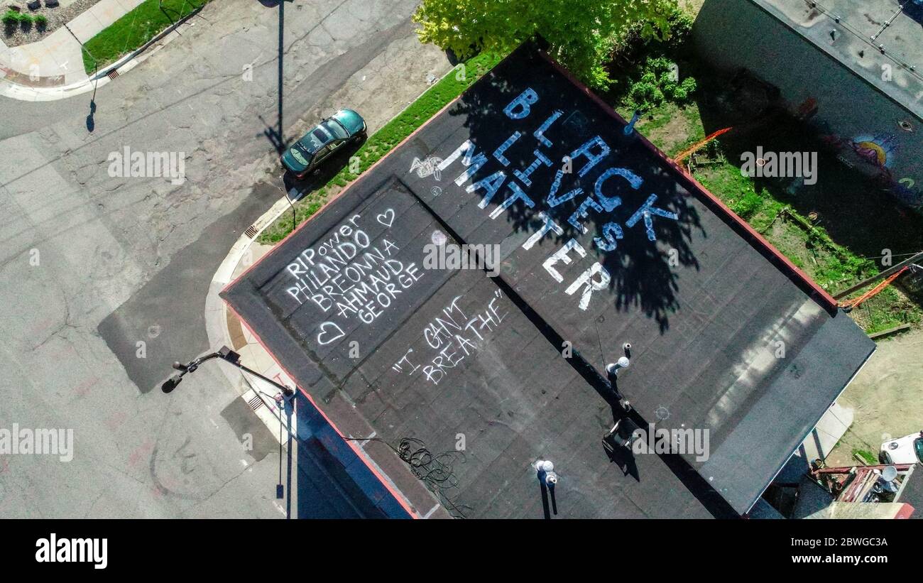 Minneapolis, United States. 30th May, 2020. Minneapolis, MN - May 30, 2020: Aerial view of a Black Lives Matter rooftop mural at the aftermath scene of the George Floyd Black Lives Matter protest and riots on May 30, 2020 in Minneapolis, Minnesota. Credit: Jake Handegard/The Photo Access Credit: The Photo Access/Alamy Live News Stock Photo