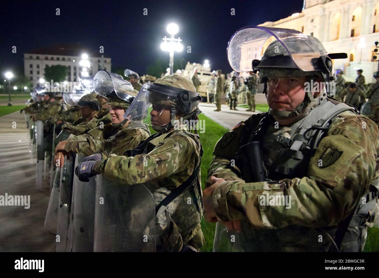 ST PAUL, MINNESOTA, USA - 30 May 2020  - Minnesota National Guard Soldiers and Airmen stand guard overnight alongside local law enforcement, protectin Stock Photo