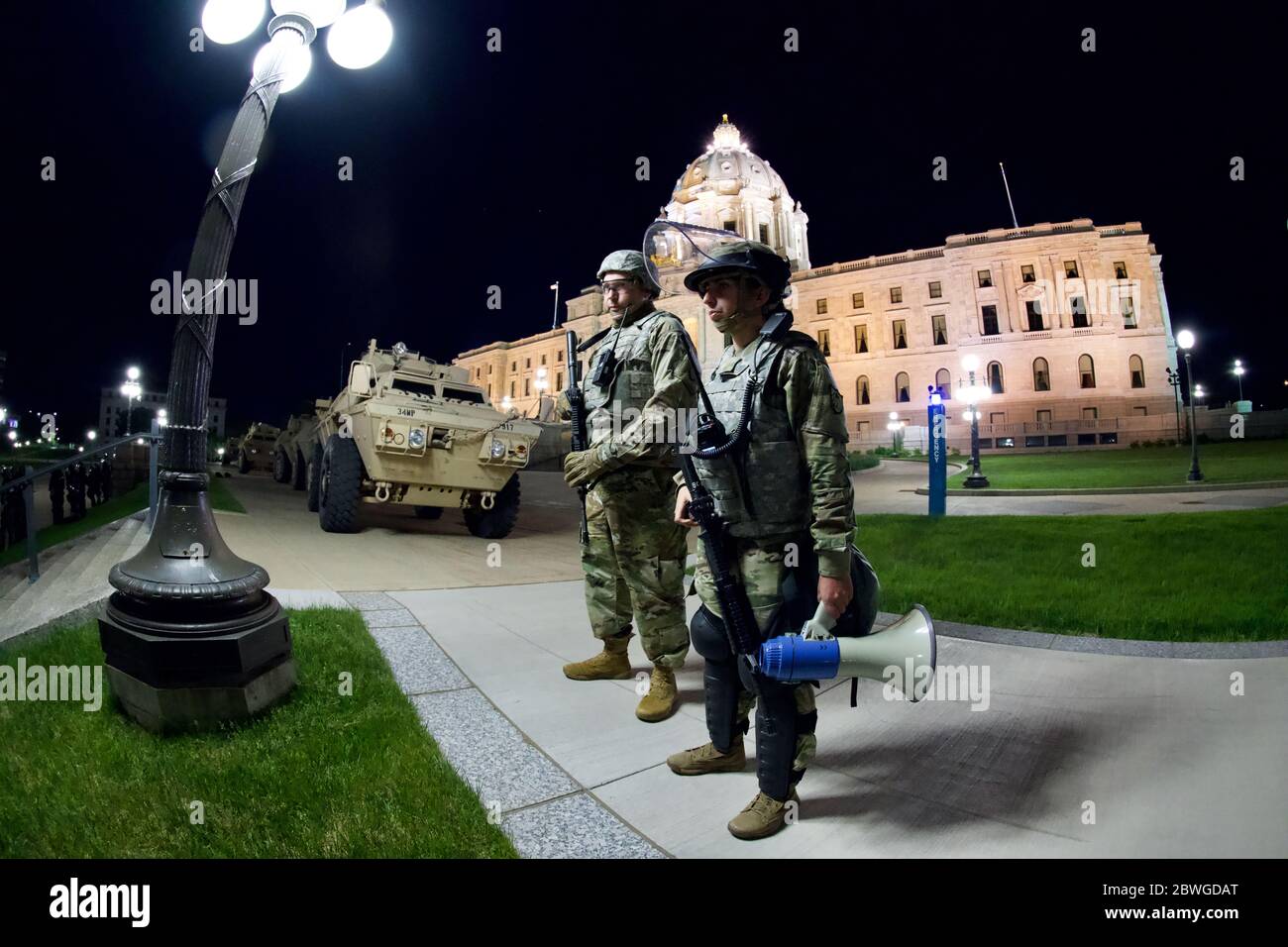 ST PAUL, MINNESOTA, USA - 30 May 2020  - Minnesota National Guard Soldiers and Airmen stand guard overnight alongside local law enforcement, protectin Stock Photo