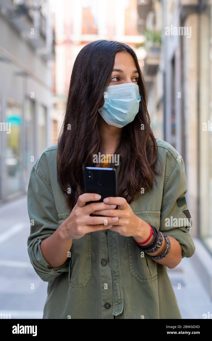 People wearing face mask hi-res stock photography and images - Alamy