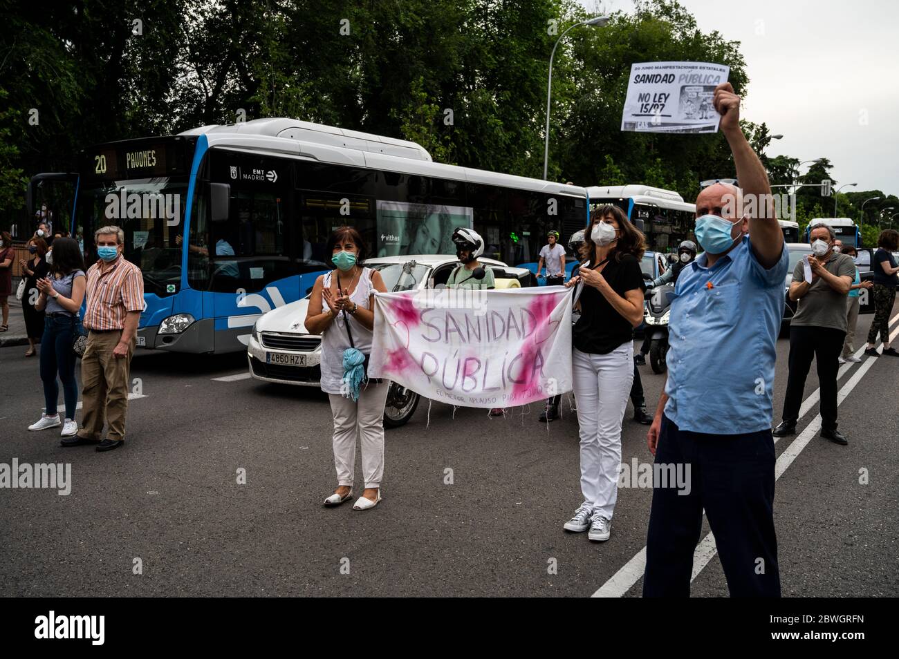 Madrid, Spain. 1st June, 2020. People protesting in front of Ni–o Jesus Hospital blocking the street to give support to professionals and protest against Public Health Care privatization. Credit: Marcos del Mazo/Alamy Live News Stock Photo