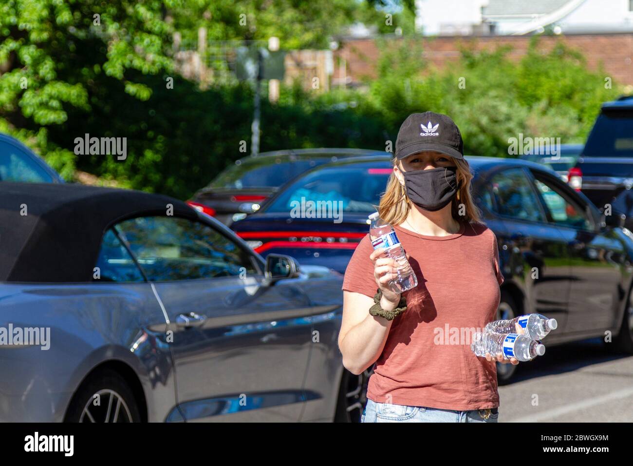 Minneapolis, United States. 30th May, 2020. Minneapolis, MN - May 30, 2020: Volunteer hands out water at the aftermath scene of the George Floyd Black Lives Matter protest and riots on May 30, 2020 in Minneapolis, Minnesota. Credit: Jake Handegard/The Photo Access Credit: The Photo Access/Alamy Live News Stock Photo