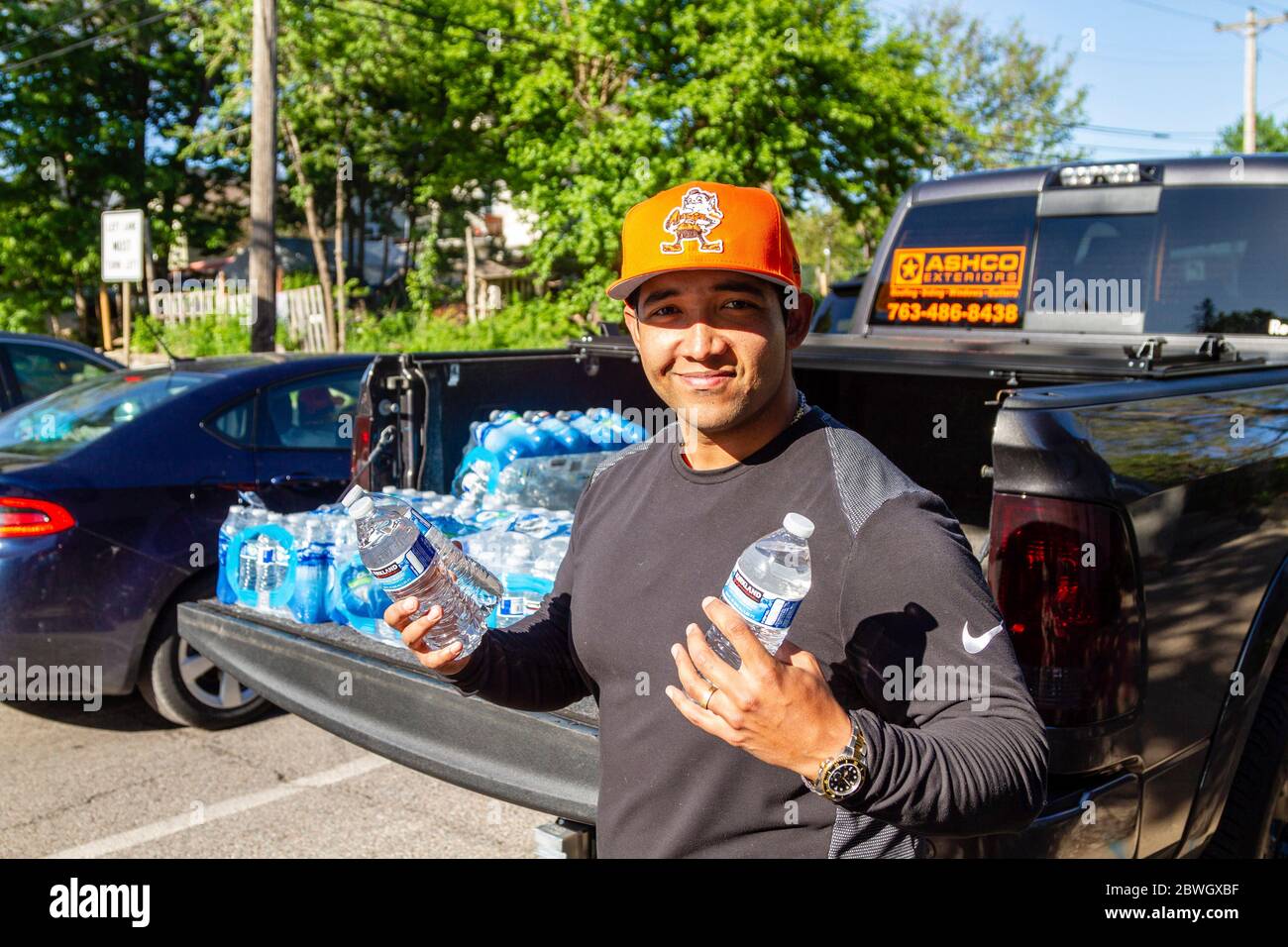 Minneapolis, United States. 30th May, 2020. Minneapolis, MN - May 30, 2020: Volunteer hands out water at the aftermath scene of the George Floyd Black Lives Matter protest and riots on May 30, 2020 in Minneapolis, Minnesota. Credit: Jake Handegard/The Photo Access Credit: The Photo Access/Alamy Live News Stock Photo