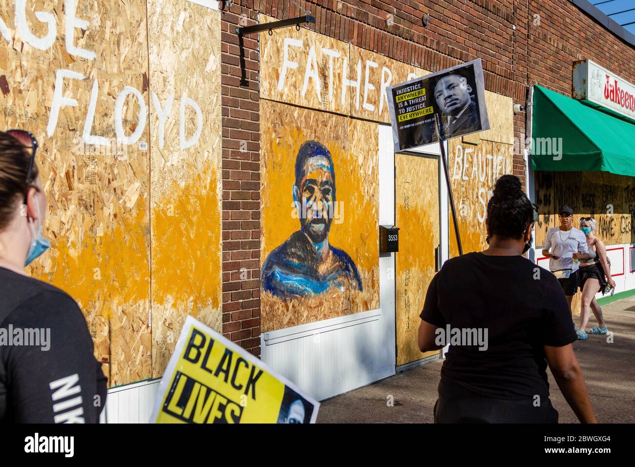 Minneapolis, United States. 30th May, 2020. Minneapolis, MN - May 30, 2020: George Floyd artist mural at the aftermath scene of the George Floyd Black Lives Matter protest and riots on May 30, 2020 in Minneapolis, Minnesota. Credit: Jake Handegard/The Photo Access Credit: The Photo Access/Alamy Live News Stock Photo