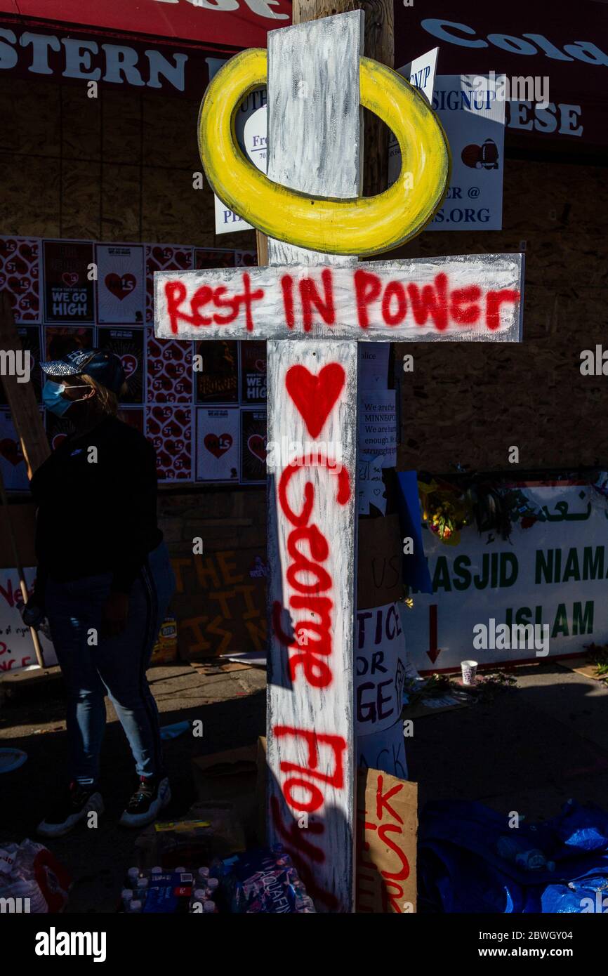 Minneapolis, United States. 30th May, 2020. Minneapolis, MN - May 30, 2020: George Floyd memorial site cross at the aftermath scene of the George Floyd Black Lives Matter protest and riots on May 30, 2020 in Minneapolis, Minnesota. Credit: Jake Handegard/The Photo Access Credit: The Photo Access/Alamy Live News Stock Photo