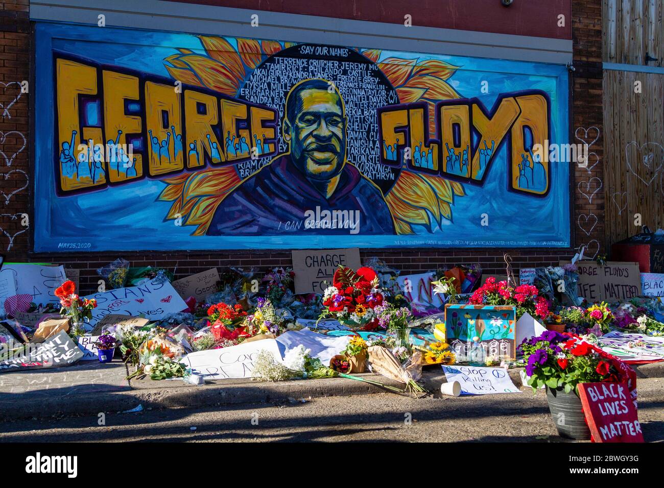 Minneapolis, United States. 30th May, 2020. Minneapolis, MN - May 30, 2020: George Floyd memorial site at the aftermath scene of the George Floyd Black Lives Matter protest and riots on May 30, 2020 in Minneapolis, Minnesota. Credit: Jake Handegard/The Photo Access Credit: The Photo Access/Alamy Live News Stock Photo