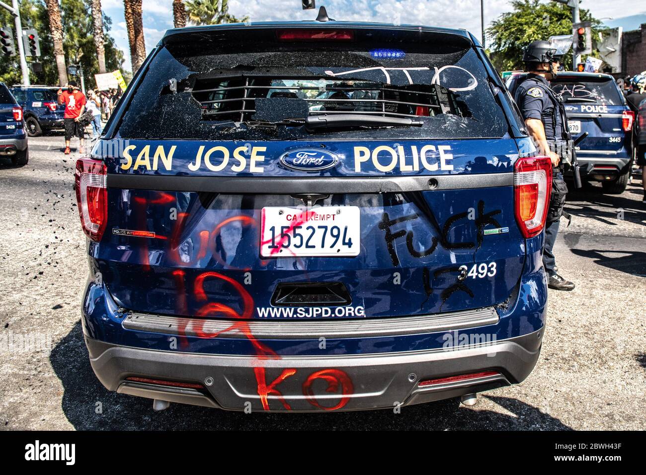 San Jose, Ca. 29th May, 2020. A police SUV's windows are smashed and  graffiti is painted on it near Highway 101 in San Jose, California on May  29, 2020 after the death