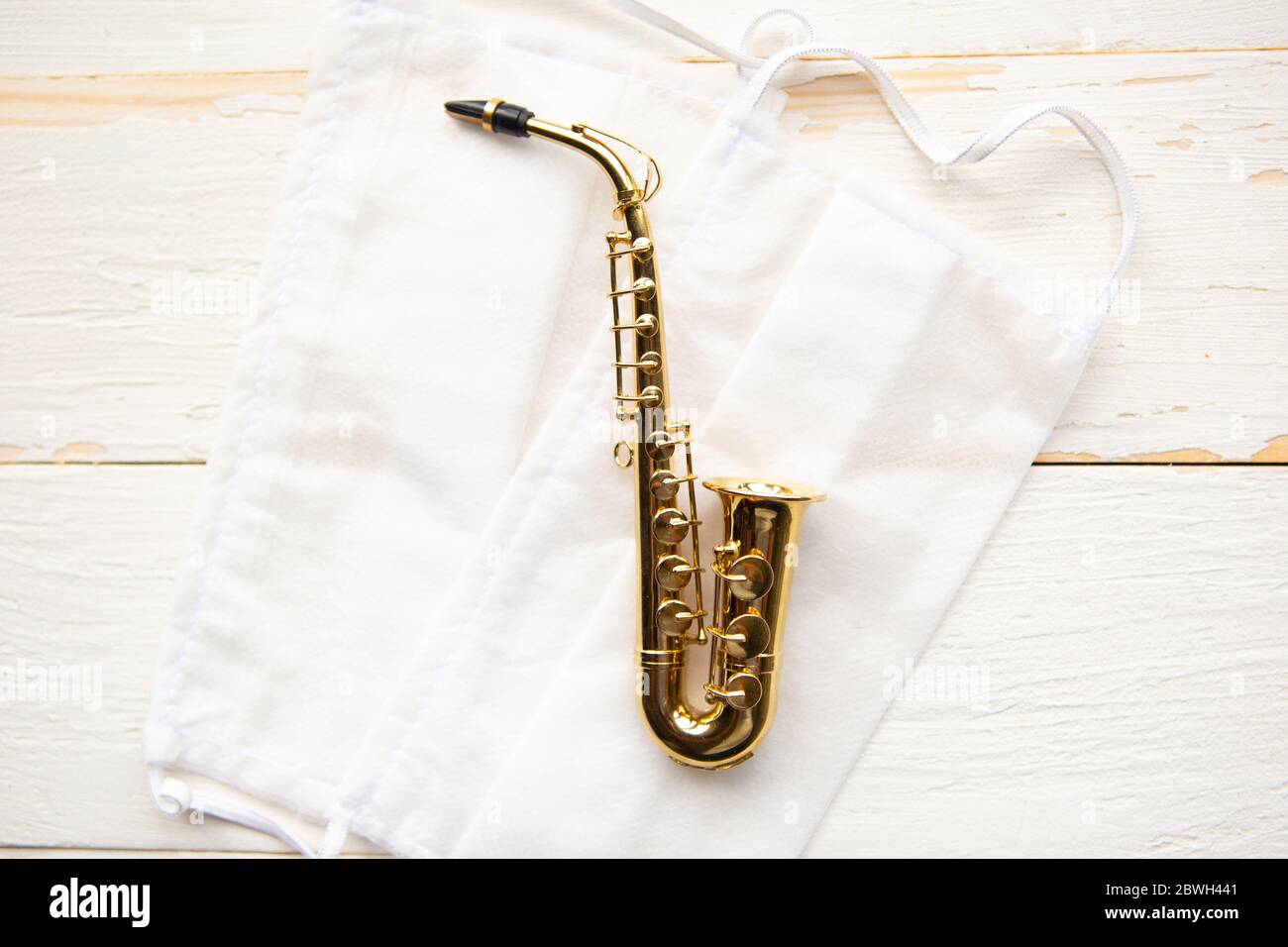 Toy saxophone fotografías e imágenes de alta resolución - Alamy
