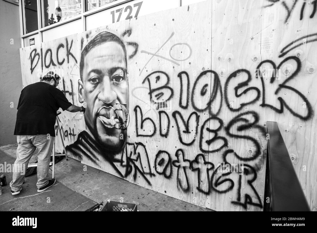 Oakland, United States. 30th May, 2020. OAKLAND, CA- MAY 30: Artist AmendTDK paints a mural of George Floyd in Oakland, California on May 30, 2020 after the death of George Floyd. (Photo by Chris Tuite/ImageSPACE) Credit: Imagespace/Alamy Live News Stock Photo