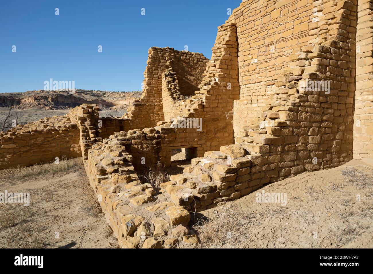 NM00351-00...NEW MEXICO - The sturdy walls of Kin Kletso ruin in Chaco ...