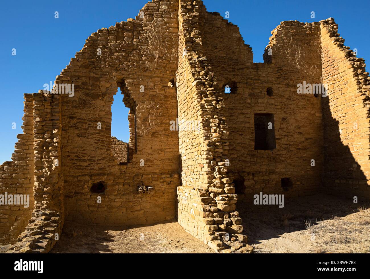 NM00353-00...NEW MEXICO - 900 year old walls at the Ancestral Puebloans village of Kin Klestso now located in Chaco Culture National Historic Park. Stock Photo