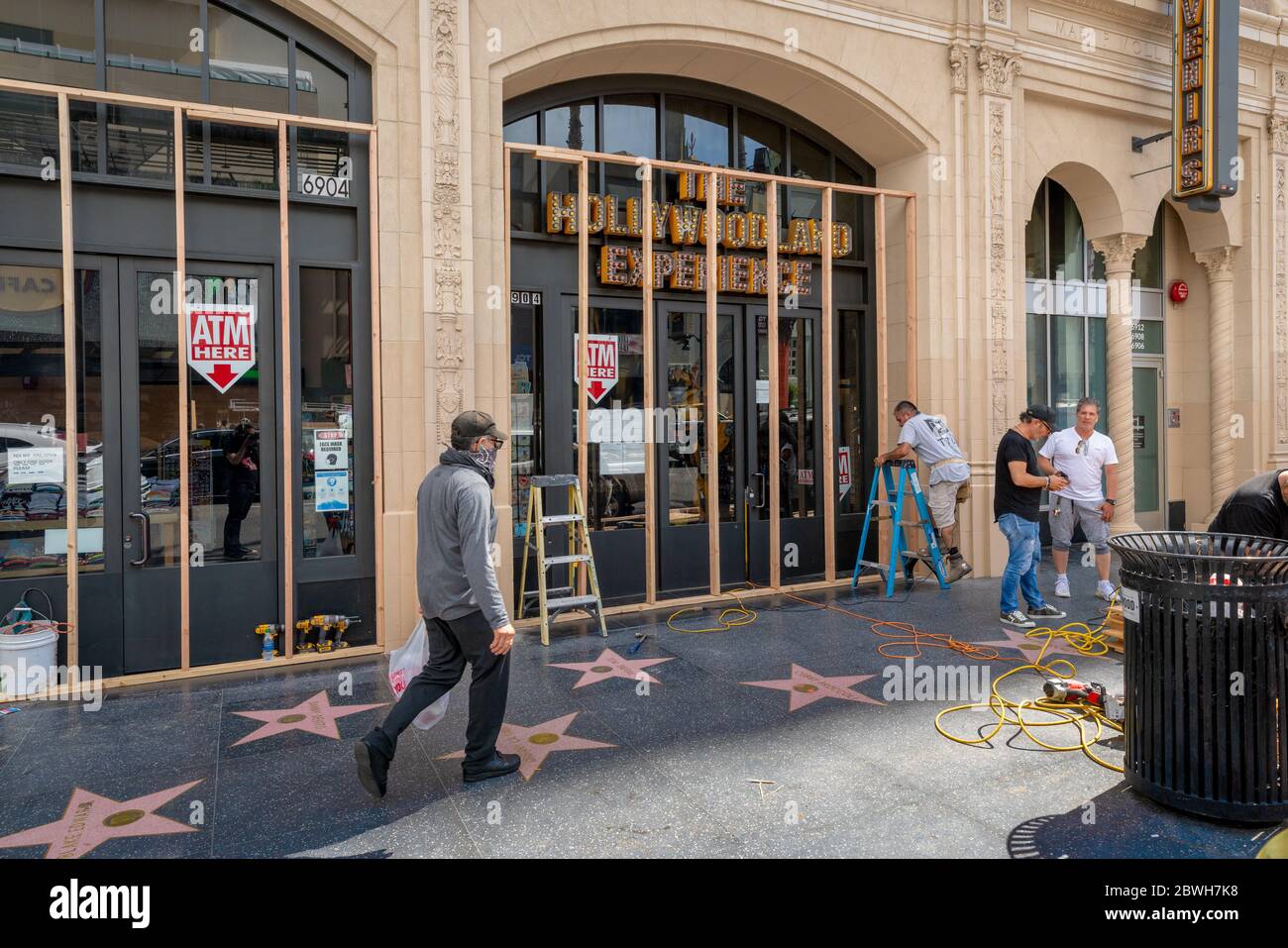 Los Angeles, USA, 1st June, 2020. Worker preemptively constructing wooden protective wall in front of the entrance to a gift shop called The Hollywood Experience, in response to looting and vandalism during the George Floyd protests. Credit: Jim Newberry/Alamy Live News. Stock Photo