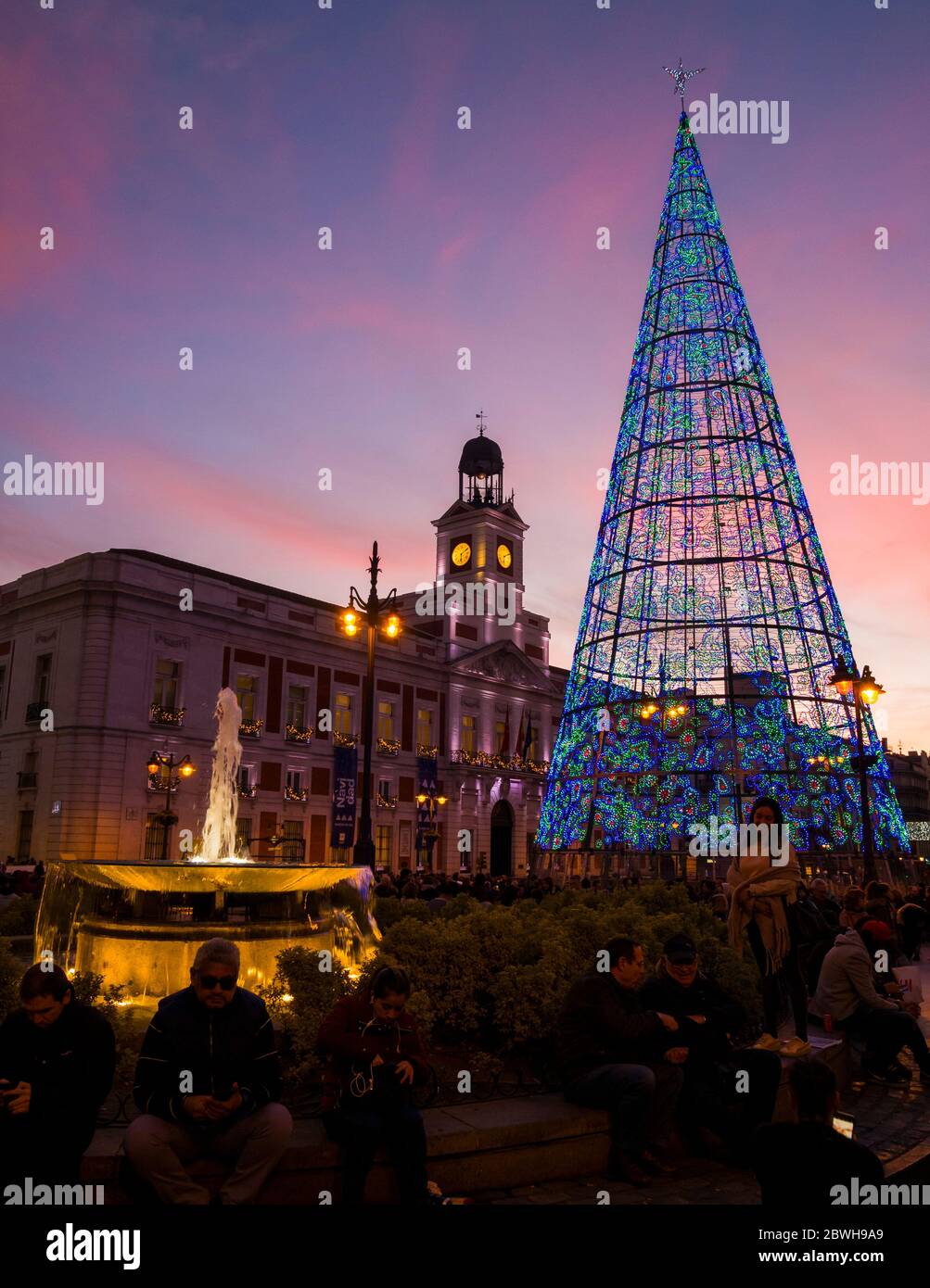 Puerta del Sol con árbol de Navidad. Madrid. España Stock Photo