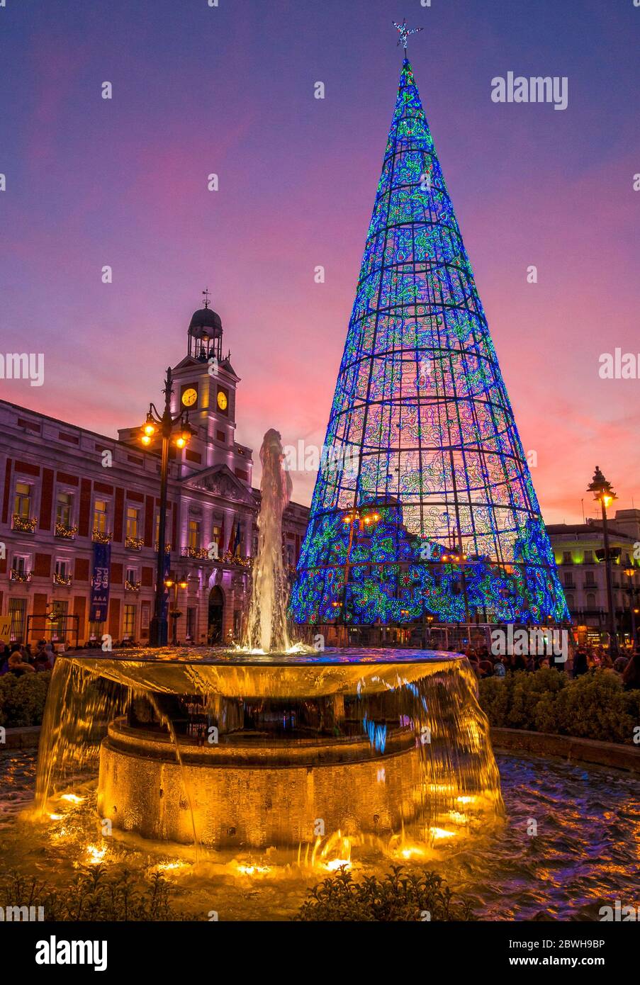 Puerta del Sol con árbol de Navidad. Madrid. España Stock Photo