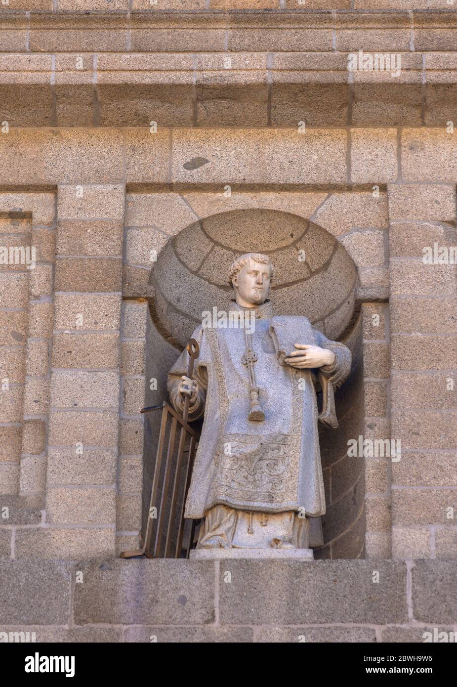 Estatua de San Lorenzo en la fachada del Real Monasterio de San Lorenzo de El Escorial. Madrid. España Stock Photo