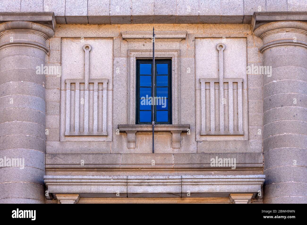 Parrillas en la fachada del Real Monasterio de San Lorenzo de El Escorial.  Madrid. España Stock Photo - Alamy