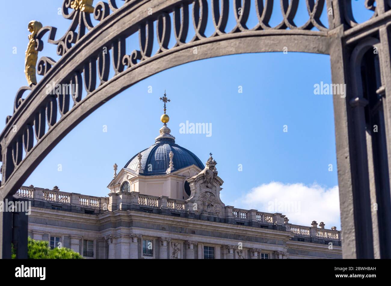 Palacio Real de Madrid desde la entrada a los Jardines de Sabatini. España Stock Photo