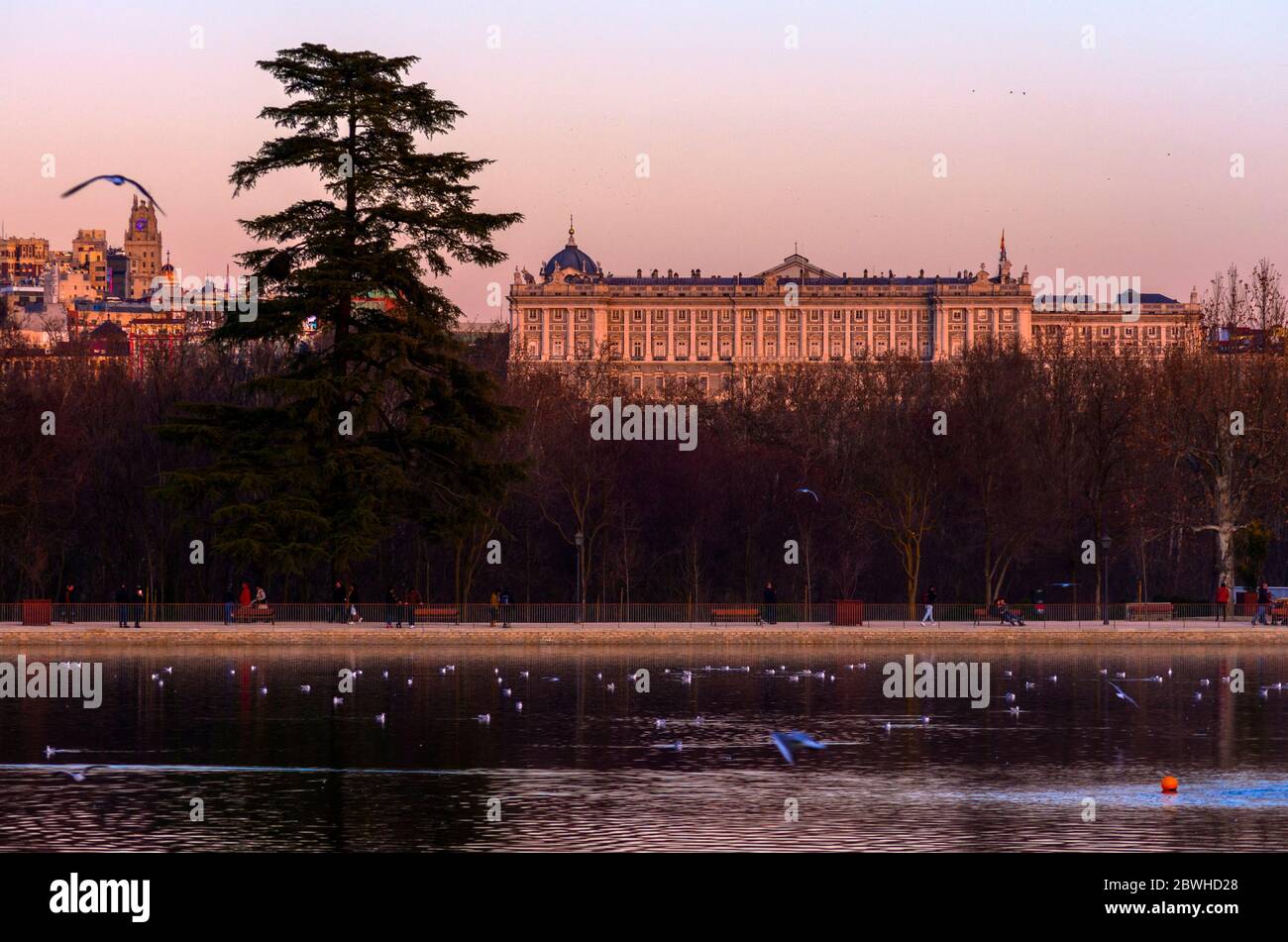 Vista del Palacio Real desde el lago de la Casa de Campo. Madrid ...